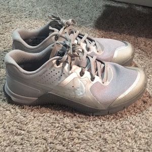 Like New Silver Men’s Nike Metcon 2 size 7